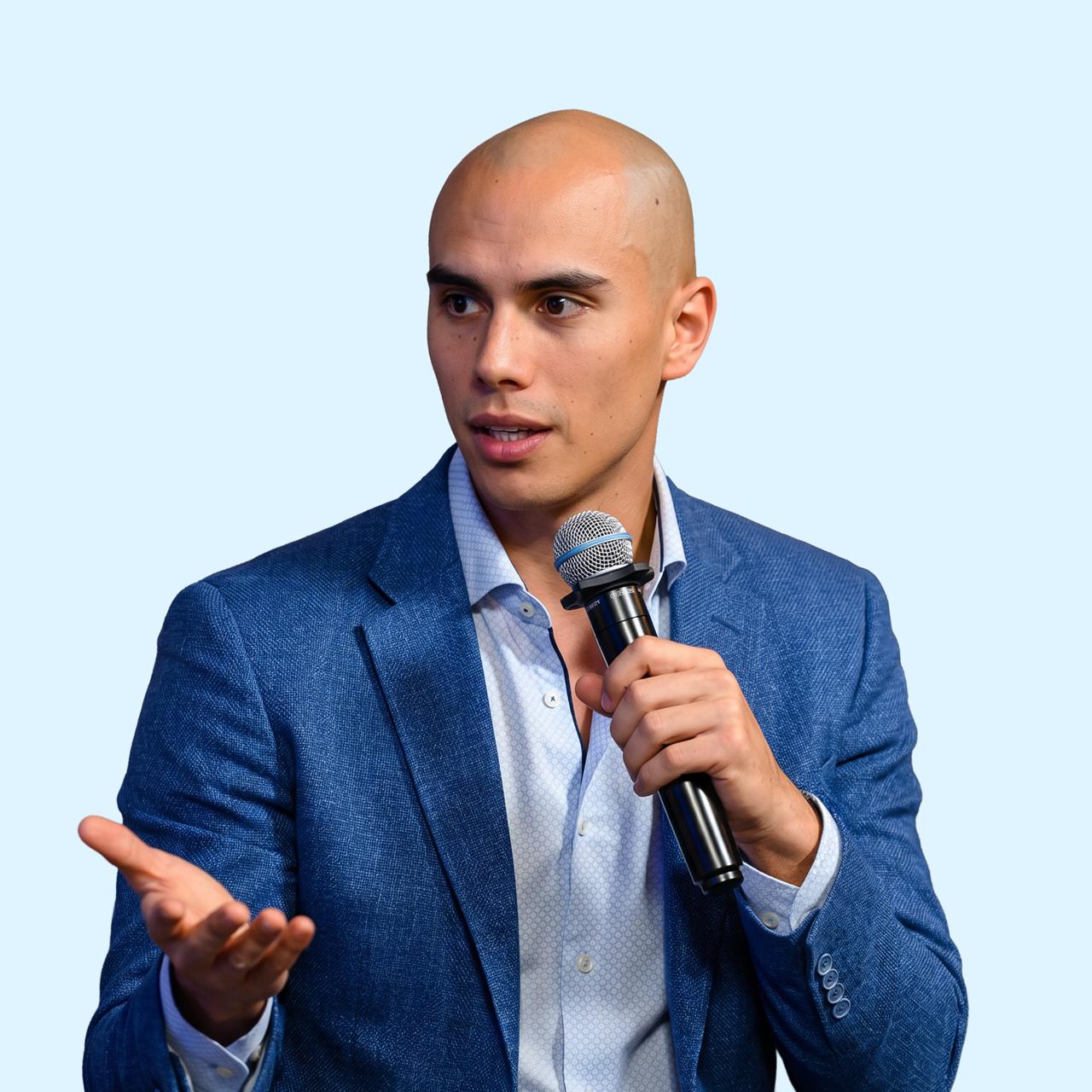 Mattia De la Cruz, fondatore di Maskai Agency, mentre parla in pubblico